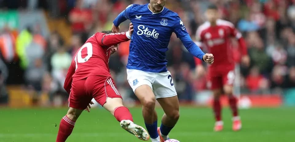 Everton və Liverpool oyununda mübarizə