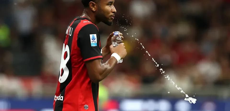 Futbolçu su şüşəsi ilə meydanda durur