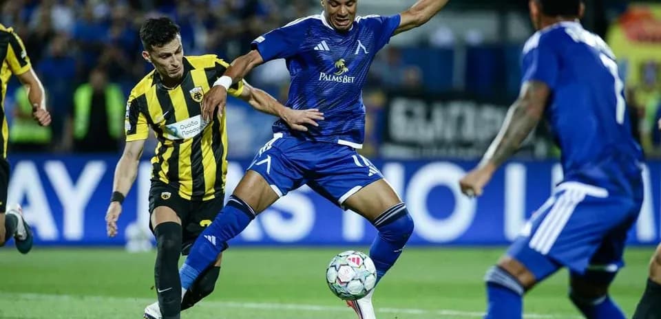 Levski Sofia oyunçusu topu idarə edir