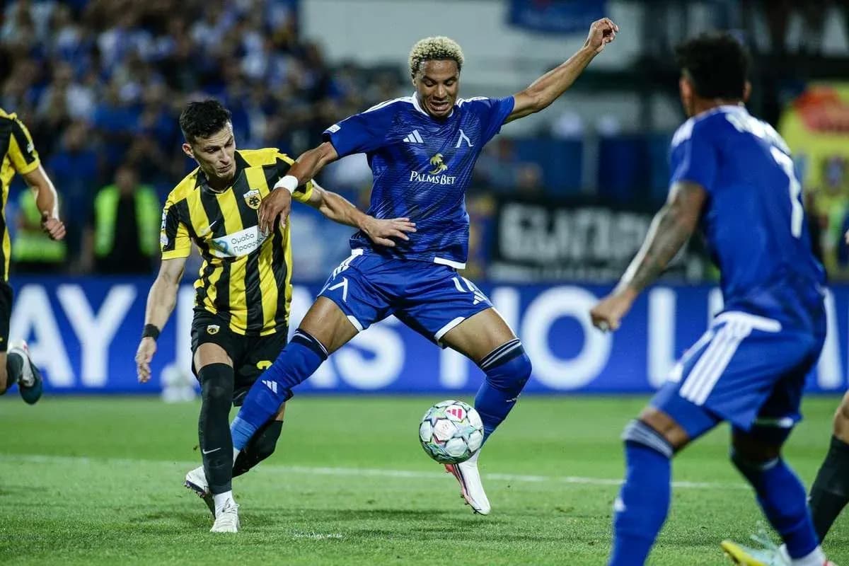 Levski Sofia oyunçusu topu idarə edir