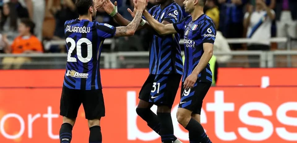 İnter futbolçuları qələbəni qeyd edirlər