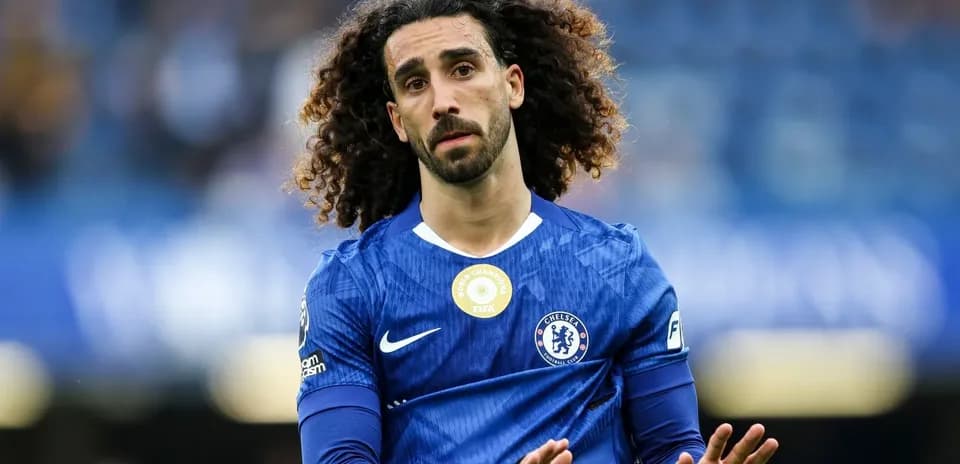 Futbolçu Chelsea forması geyinib, stadionda