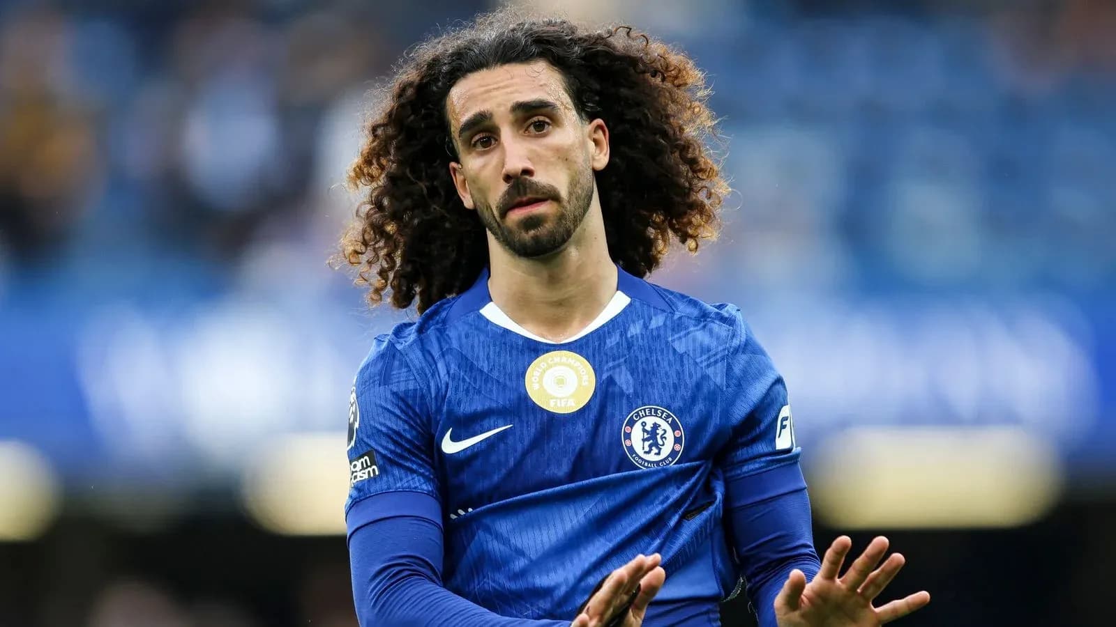 Futbolçu Chelsea forması geyinib, stadionda