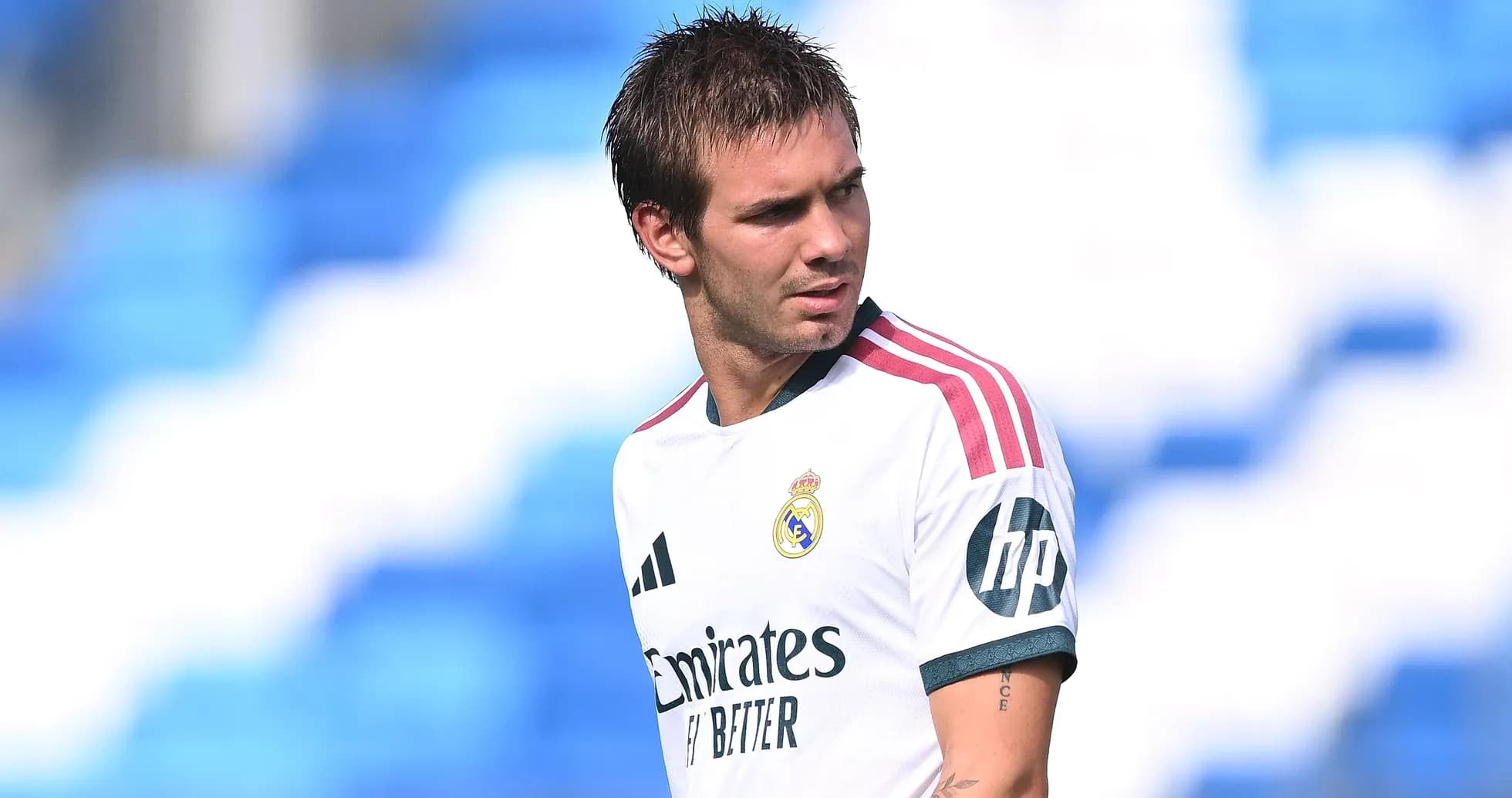 Futbolçu Real Madrid formasında məşq zamanı