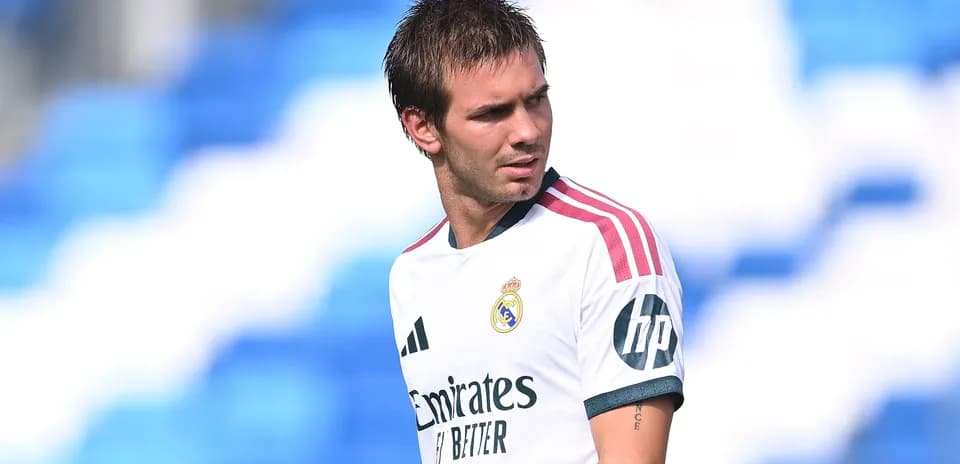 Futbolçu Real Madrid formasında məşq zamanı