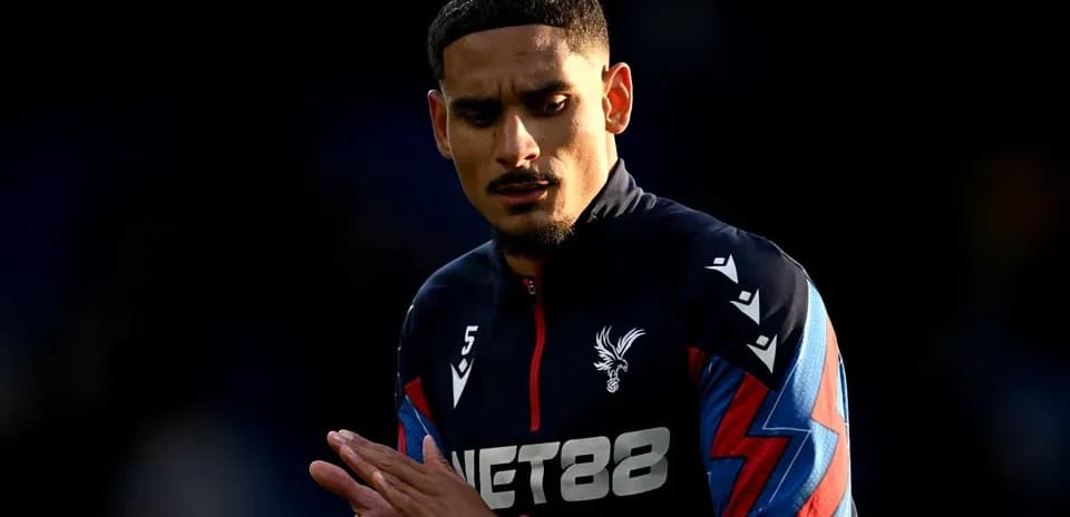 Futbolçu Crystal Palace forma ilə sahədə