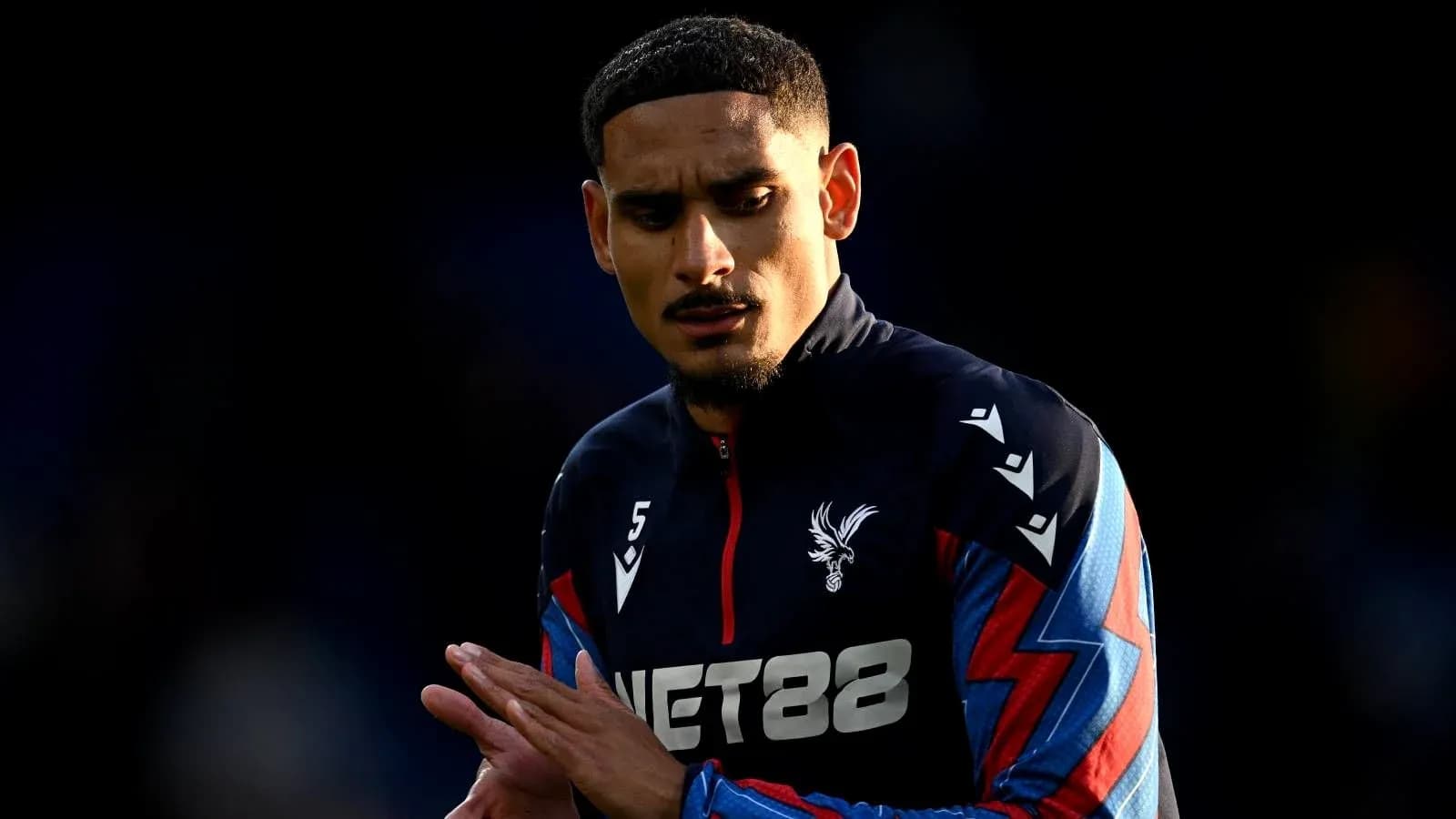 Futbolçu Crystal Palace forma ilə sahədə Futbolçu Crystal Palace forma ilə sahədə