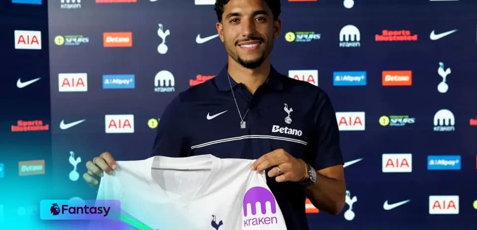 Yeni transfer formasını tutan futbolçu təqdimatında