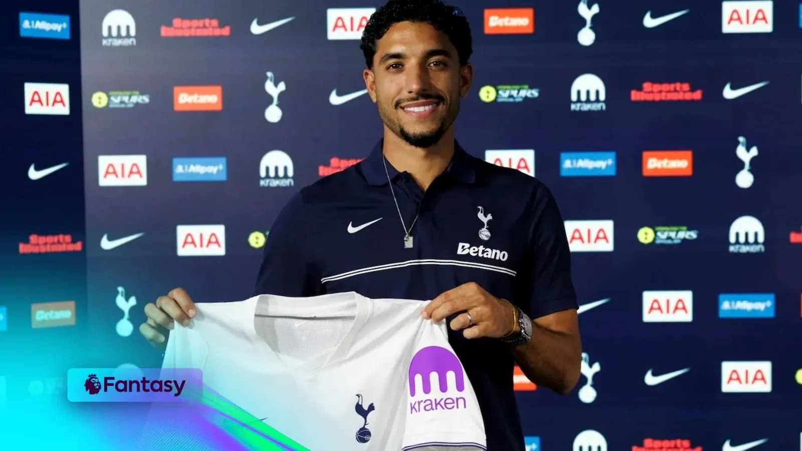 Yeni transfer formasını tutan futbolçu təqdimatında
