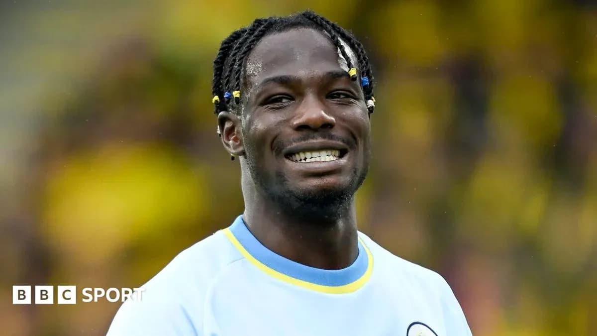 Futbolçu gülərək kamera qarşısında dayanır