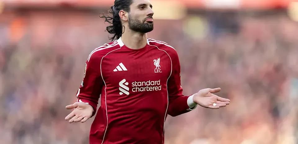 Futbolçu Liverpool formasında meydanda əlini açır