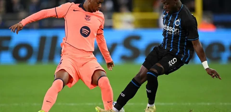 İki futbolçu top üçün mübarizə aparır