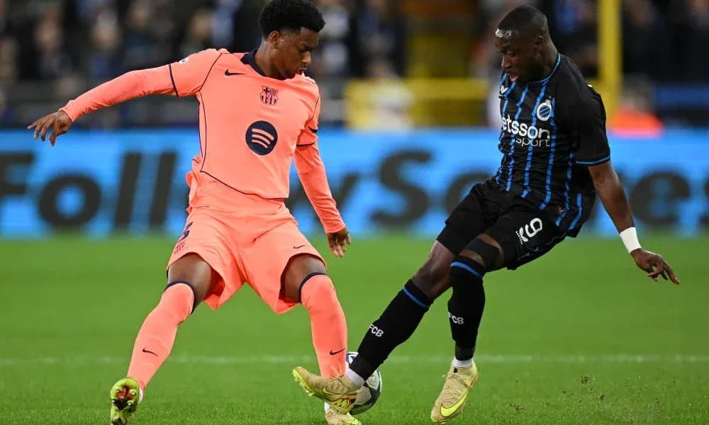 İki futbolçu top üçün mübarizə aparır