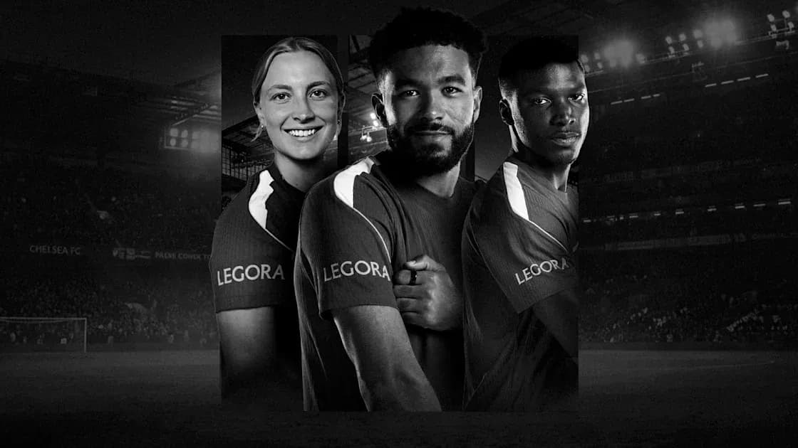 Üç futbolçunun komandaya dəstək verən pozası