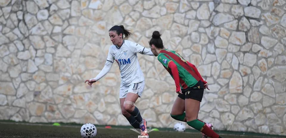 Lazio W futbolçusu topu idarə edir
