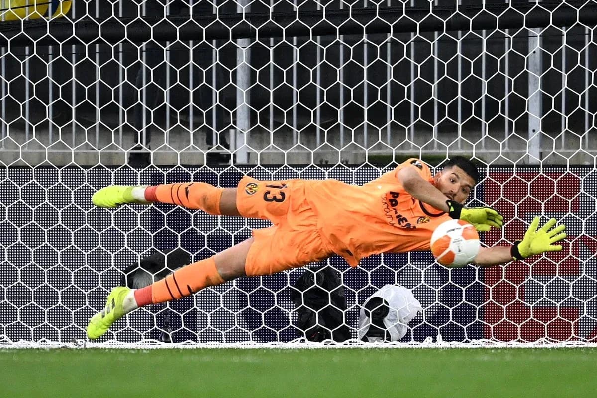 Qapıçının penalti toplarını xilas etməyə çalışması
