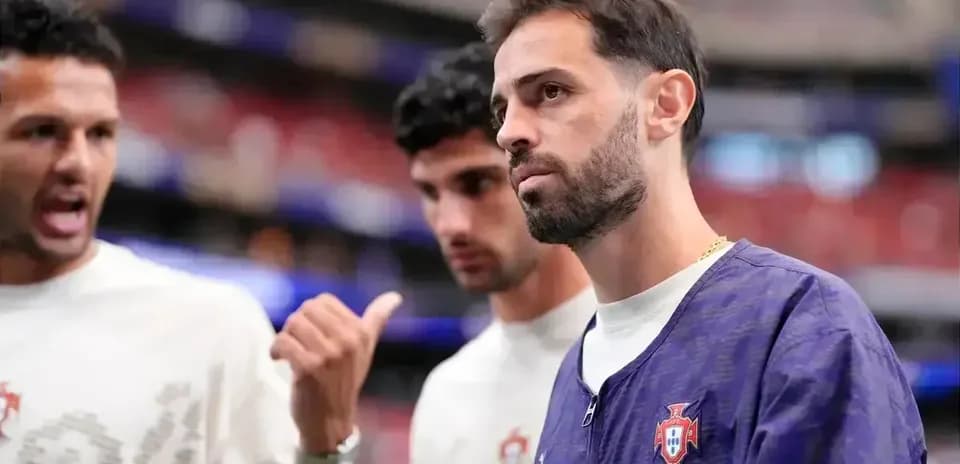 Portuqaliya futbolçuları məşq öncəsi müzakirə aparırlar