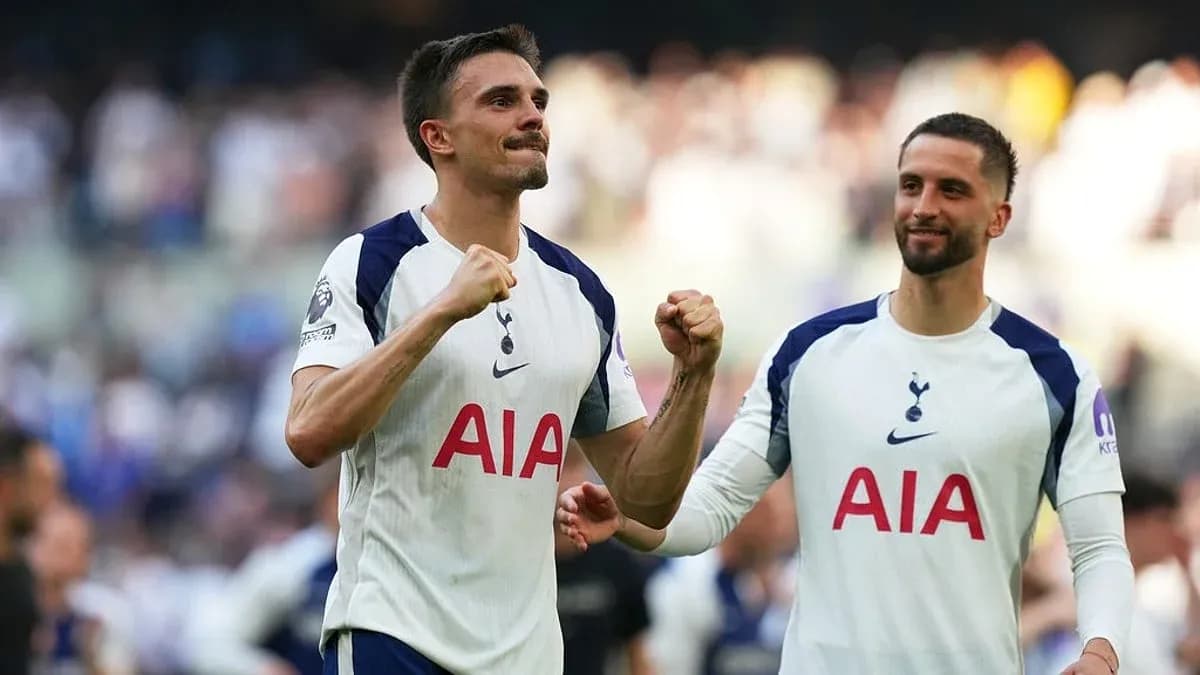 Tottenhem futbolçuları sevinclə