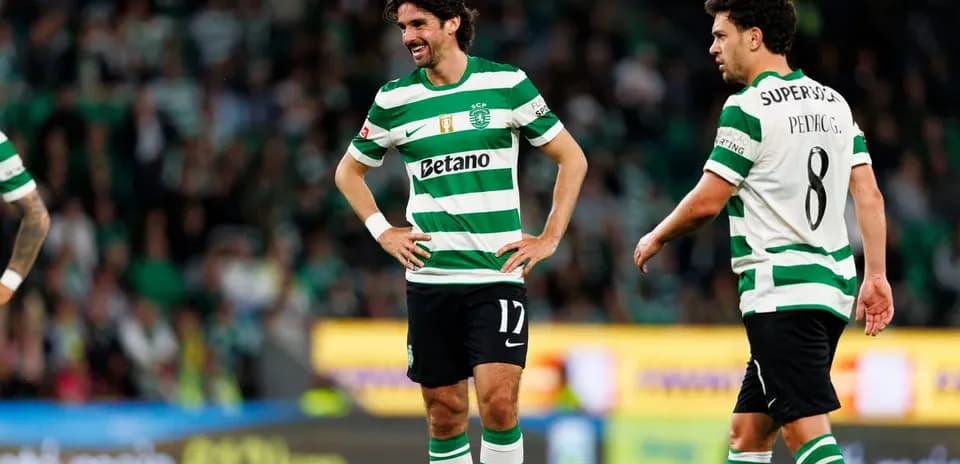 İki futbolçu oyun zamanı durub bir-birinə baxır