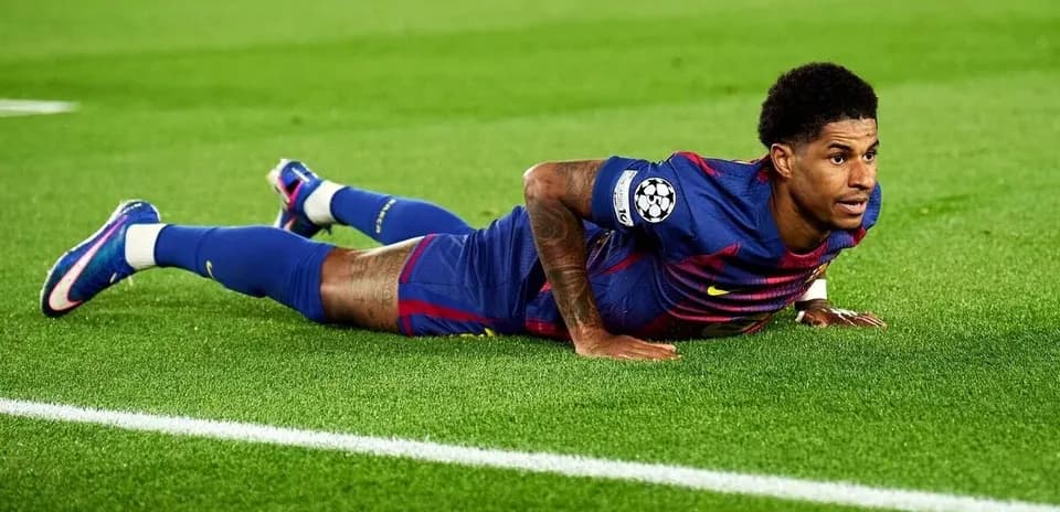 Futbolçunun yerə uzanmış vəziyyətdə olması