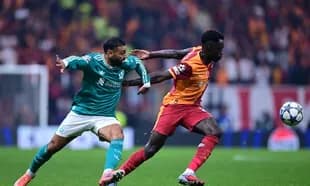 Liverpool və Galatasaray futbolçuları top üçün mübarizə aparır