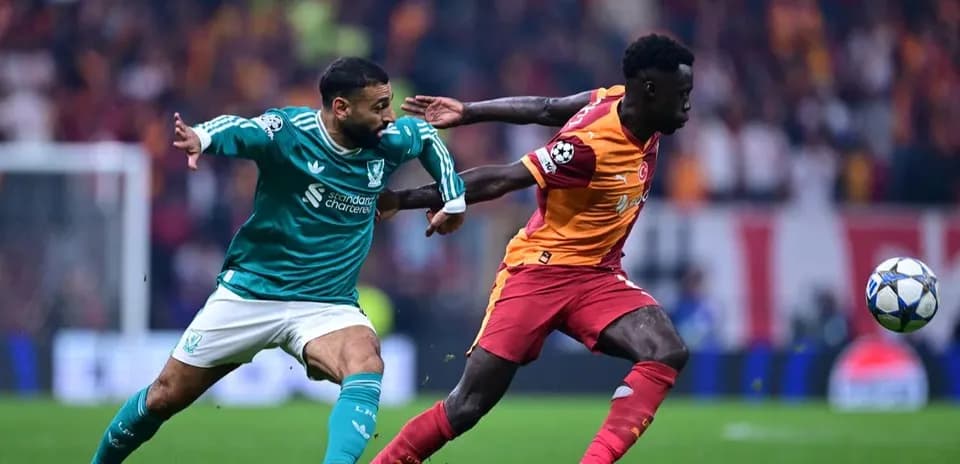 Liverpool və Galatasaray futbolçuları top üçün mübarizə aparır