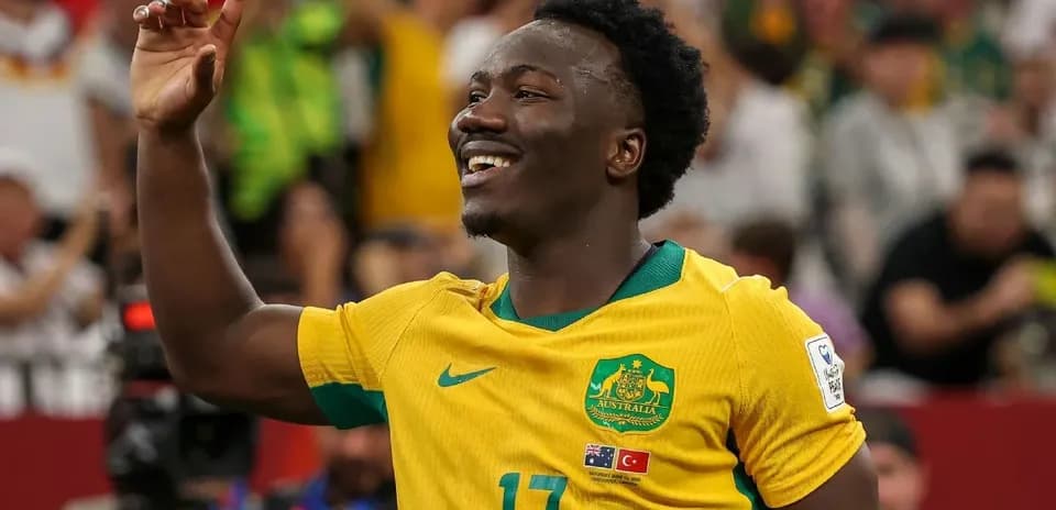 Futbolçu Avstraliya millisinin formasında sevinir