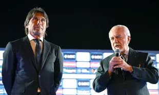 İki kişi mətbuat konfransında danışır