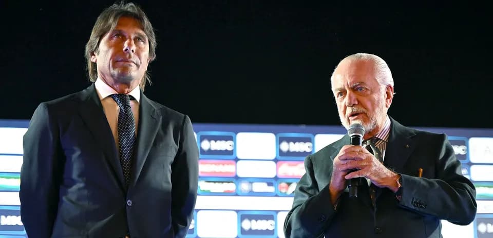 İki kişi mətbuat konfransında danışır