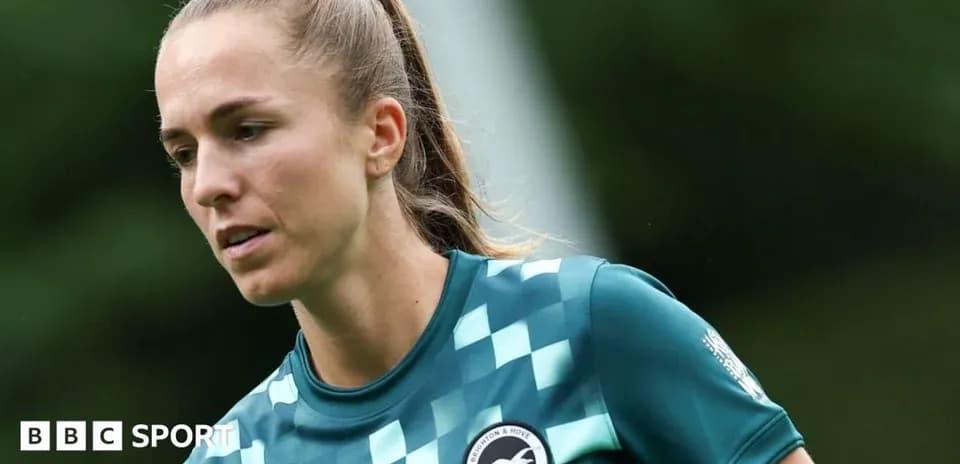 Qadın futbolçu məşq zamanı diqqətlə düşünür
