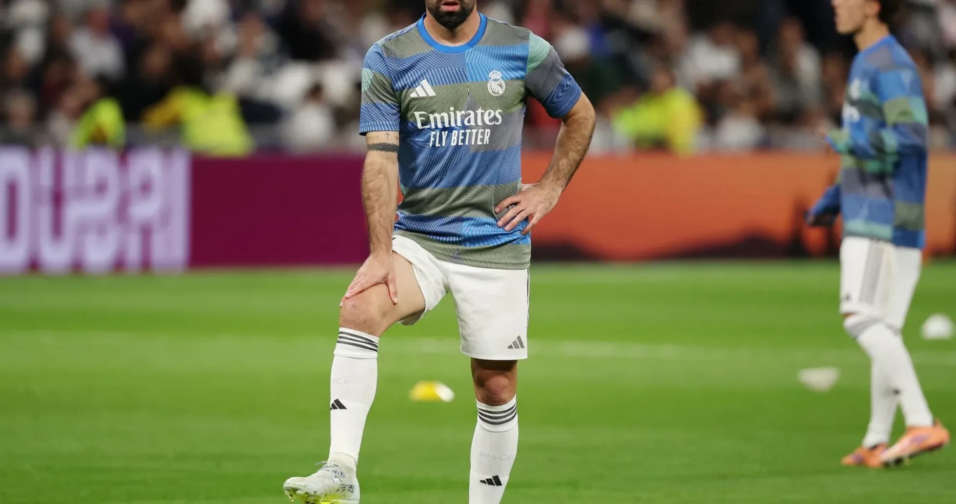 Futbolçu topa toxunaraq hazırlıq keçirir