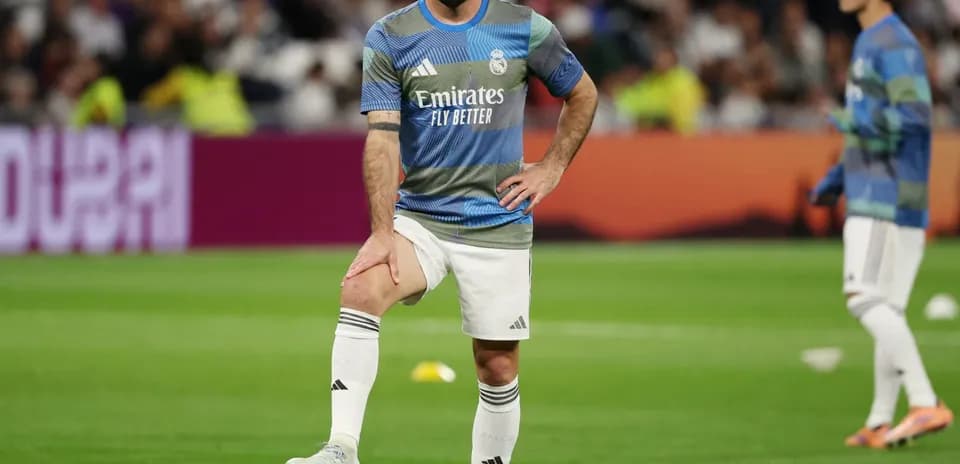 Futbolçu topa toxunaraq hazırlıq keçirir