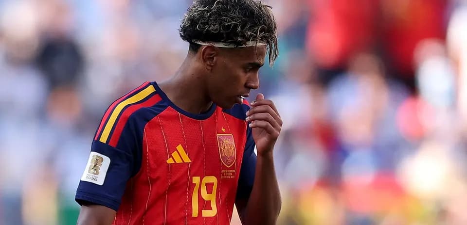 Futbolçu 19 nömrəli forma ilə meydanda yürüyür
