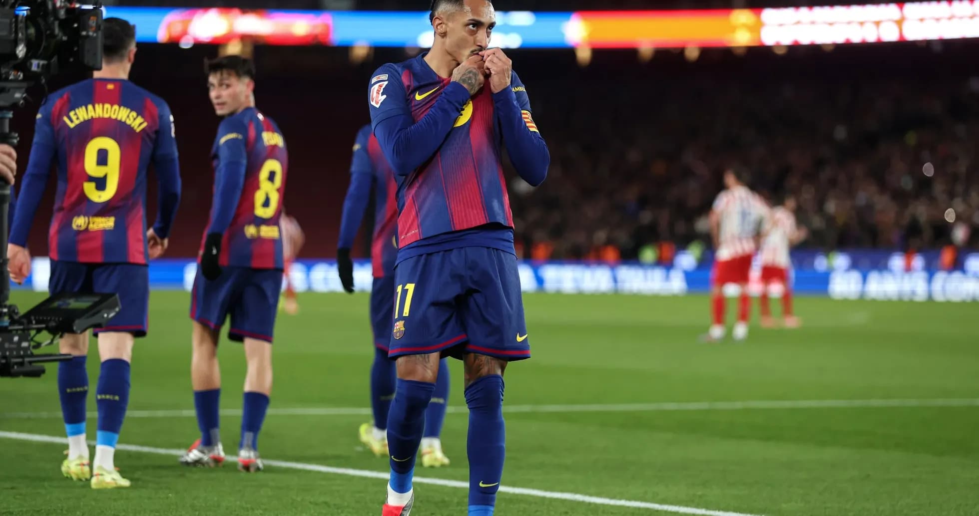 Barcelona futbolçusu qollarını öpür