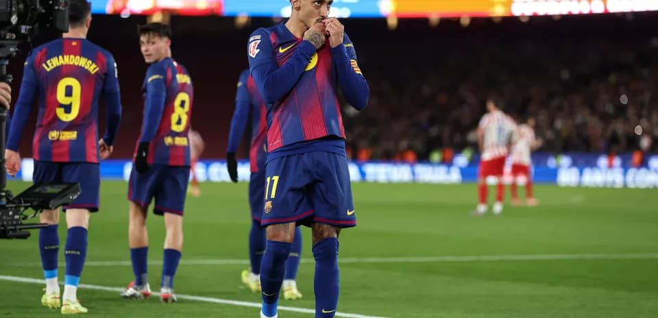 Barcelona futbolçusu qollarını öpür