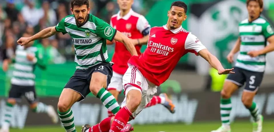 Sporting CP və Arsenal oyununda futbolçular mübarizə aparır