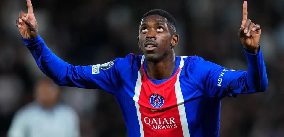 Futbolçu qolu qeyd edir, PSG forması geyinib