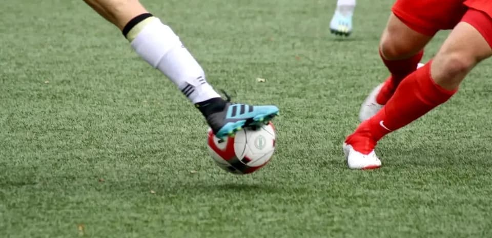 İki futbolçunun top üçün mübarizəsi