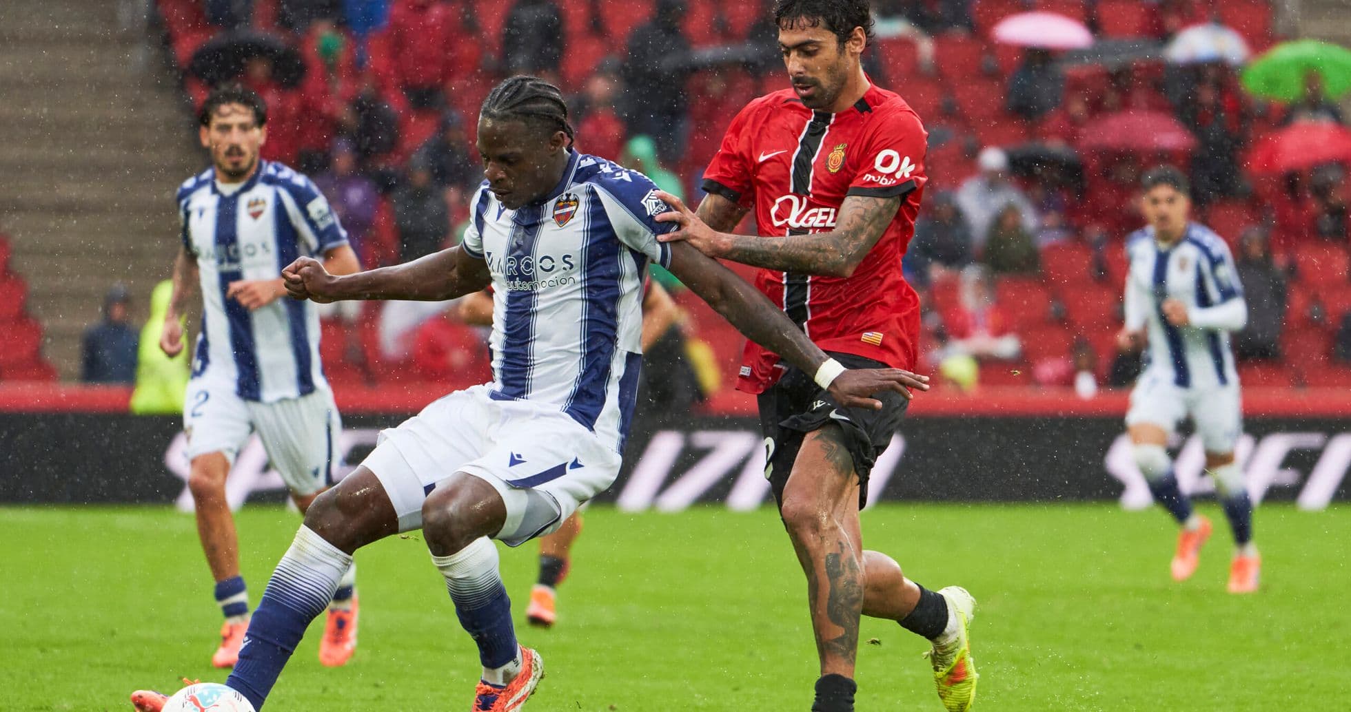 Levante və Mallorca oyunçuları mübarizə aparır