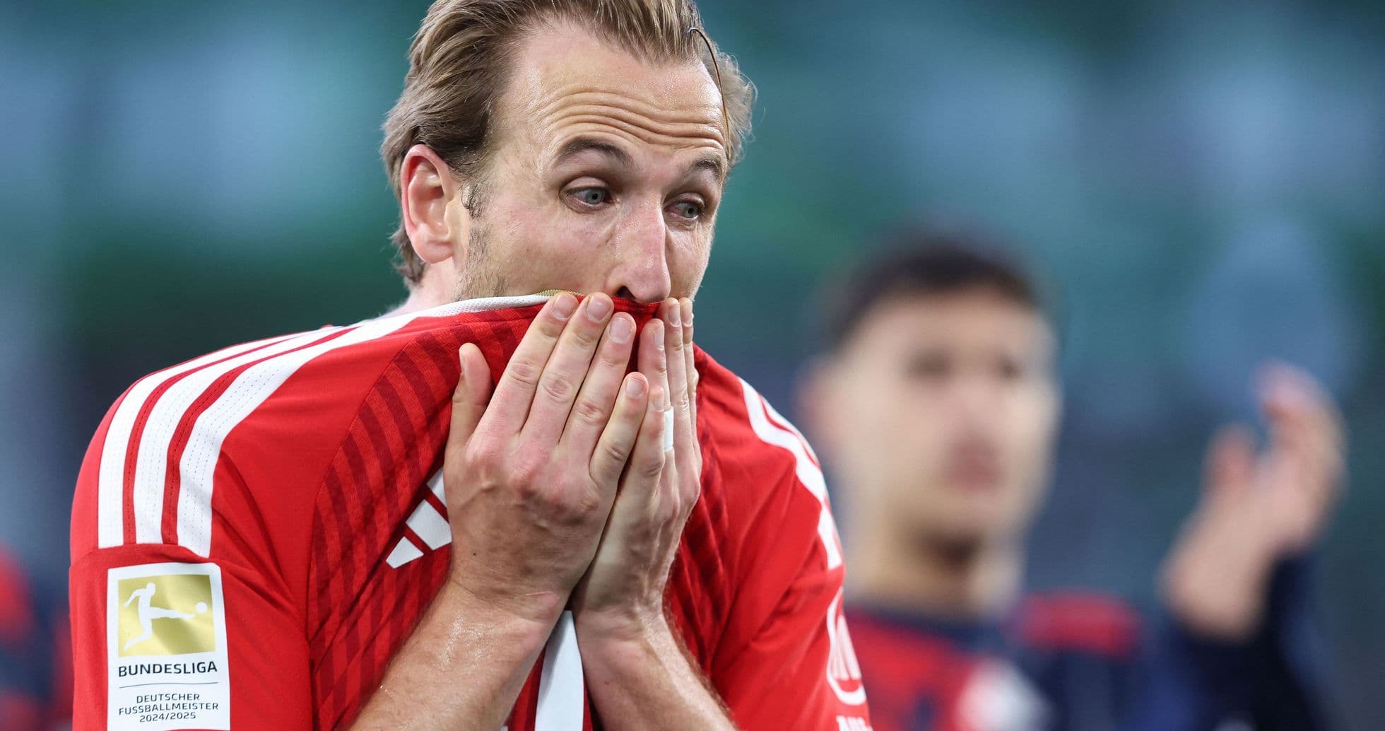 Futbolçu üstünü örtərək kədərli görünür