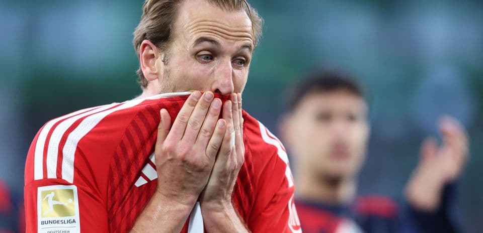 Futbolçu üstünü örtərək kədərli görünür