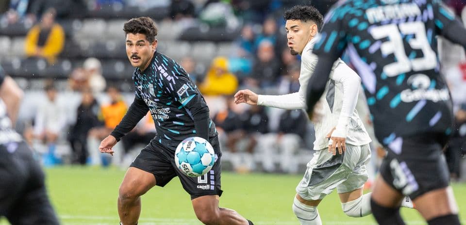 Spokane Velocity və Boise oyunçuları top üçün mübarizə aparır
