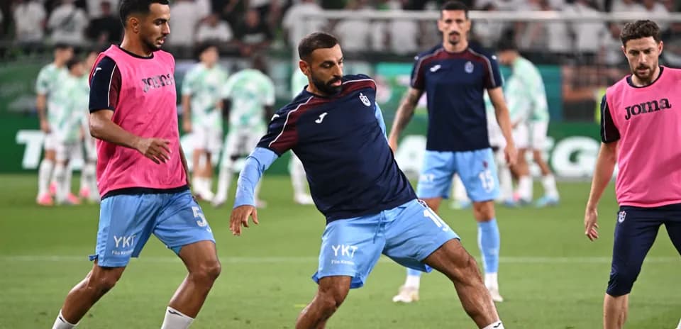 Futbolçular məşq zamanı top ilə məşğuldur