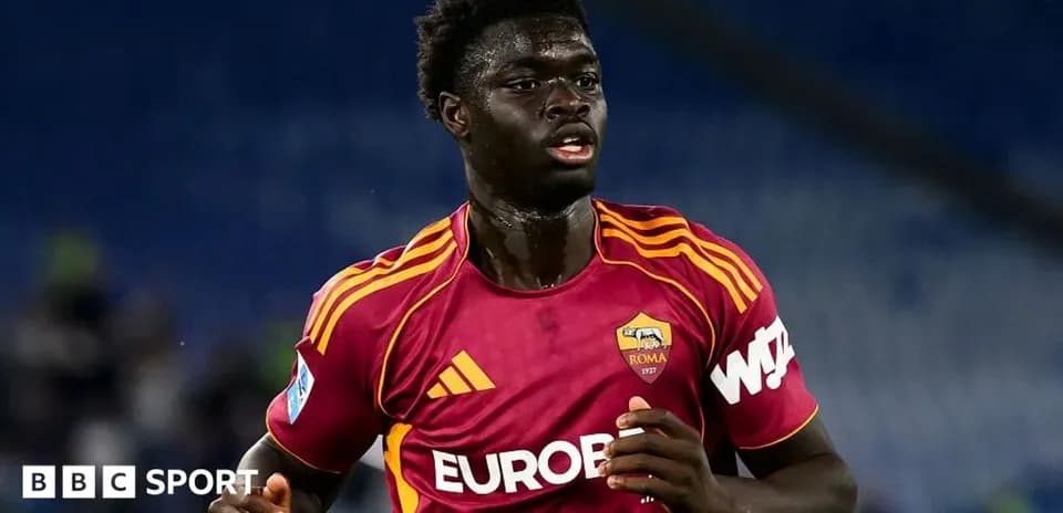 Futbolçu Roma formasında meydanda qaçır
