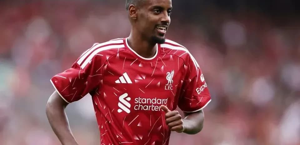 Futbolçu Liverpool formasında meydanda qaçır