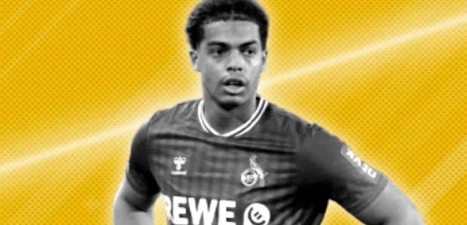 Futbolçu REWE formasında poz verərkən