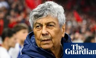 Yaşlı məşqçi stadionda oyunçuları izləyir