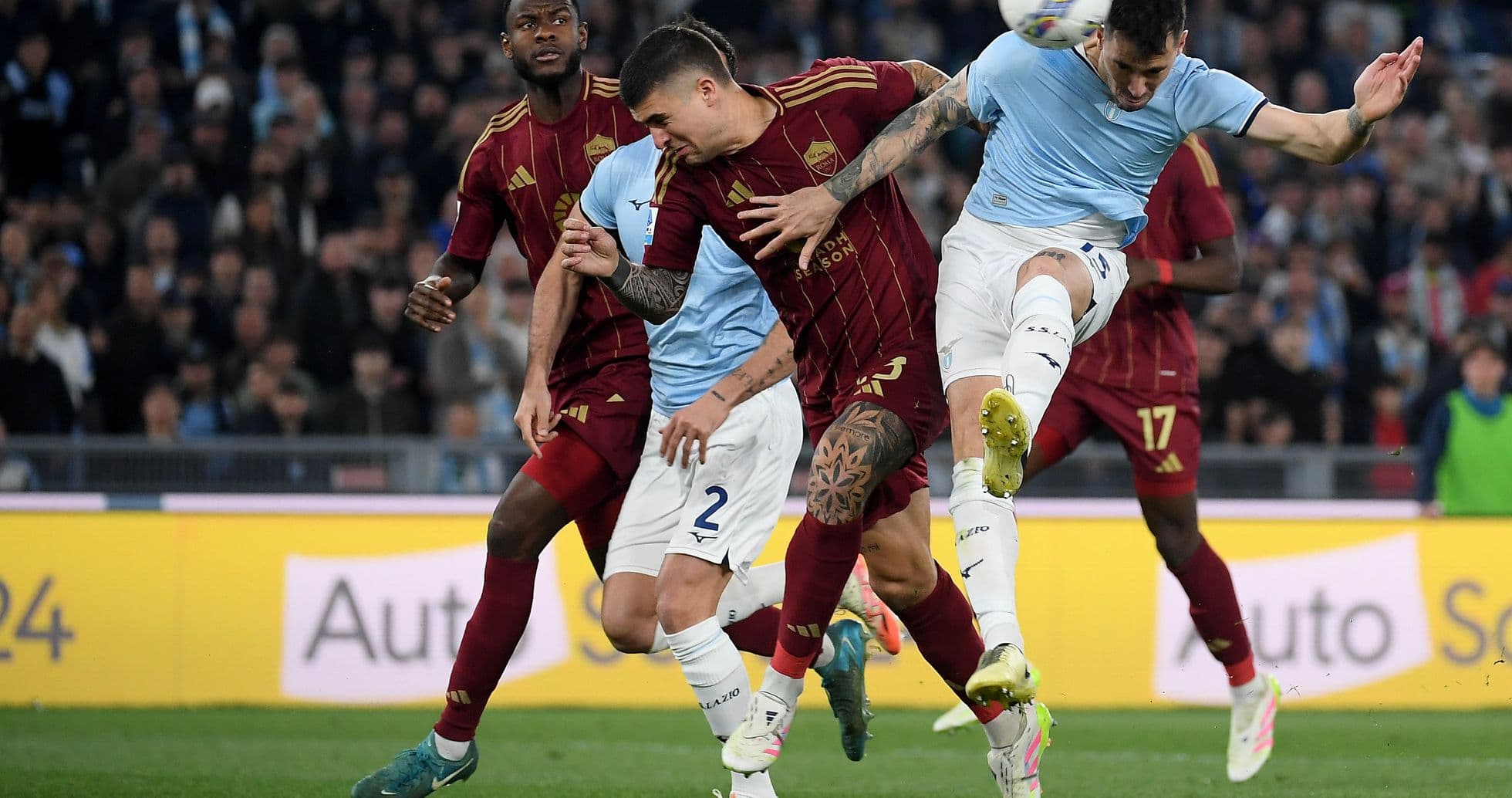 AS Roma və Lazio oyunçuları top üçün mübarizə aparır