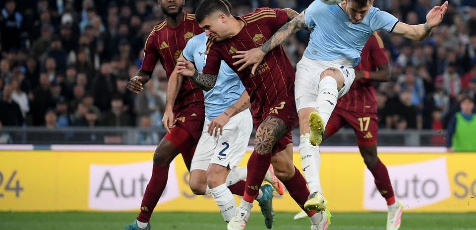 AS Roma və Lazio oyunçuları top üçün mübarizə aparır