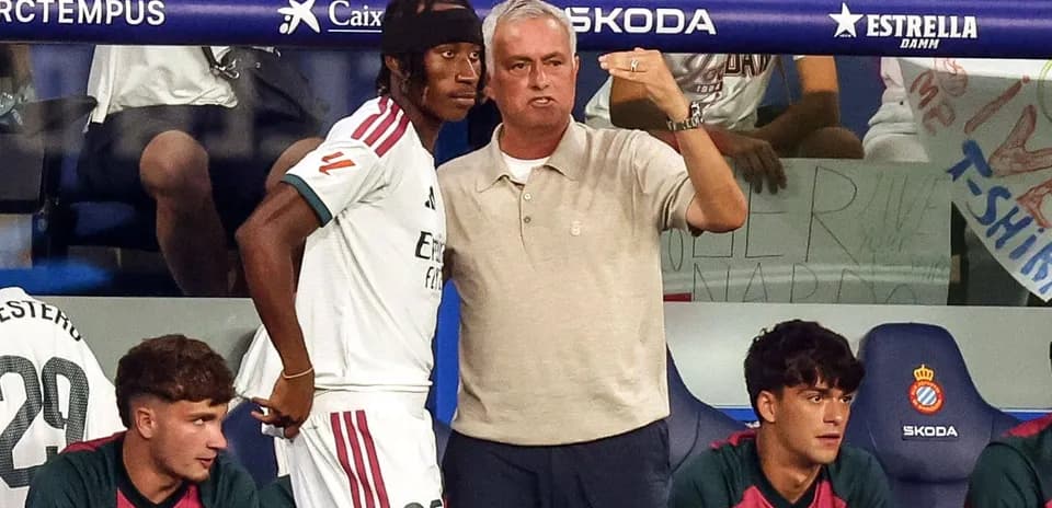 Mourinho discussing strategy with player on bench